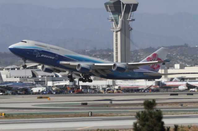 Boeing 747-400 (B-18210)