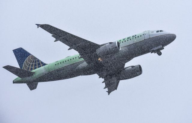 Airbus A319 (N824UA) - United A319 taking off with De-Ice! Looks like a new paint job!