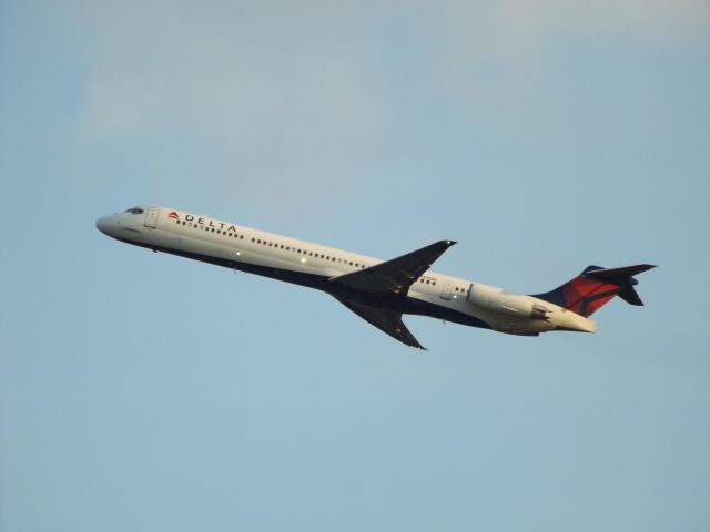 McDonnell Douglas MD-88 (N999DN) - From the 9th floor balcony of the Best Western Plus on Central Ave.