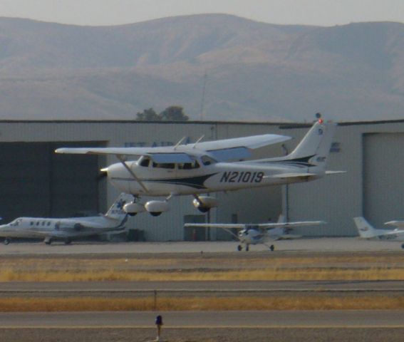 Cessna Skyhawk (N21019) - A floater down 27L