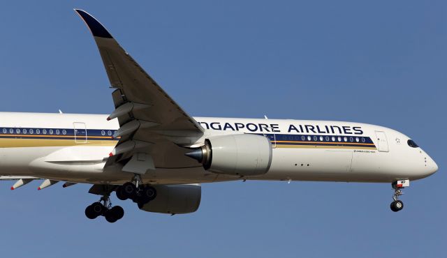 Airbus A350-900 (9V-SMP) - On short finals.