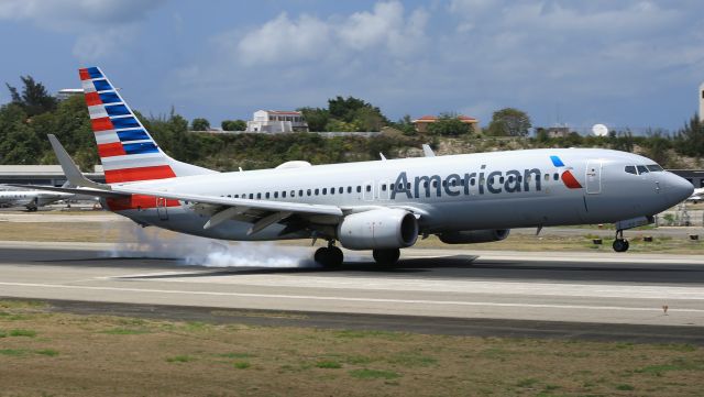 Boeing 737-800 (N950NN)