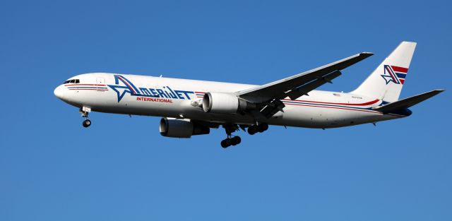 BOEING 767-300 (N373CM) - On final is this 1990 AmeriJet International Boeing 767-338 in the Autumn of 2020.