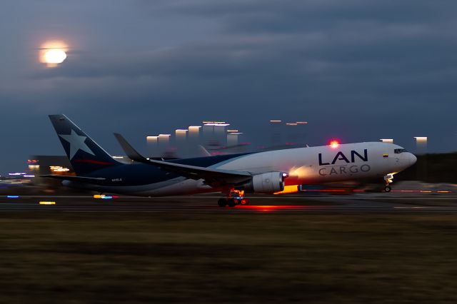 BOEING 767-300 (N418LA) - taken from the "Apesrock " RWY 18, here in Frankfurt!