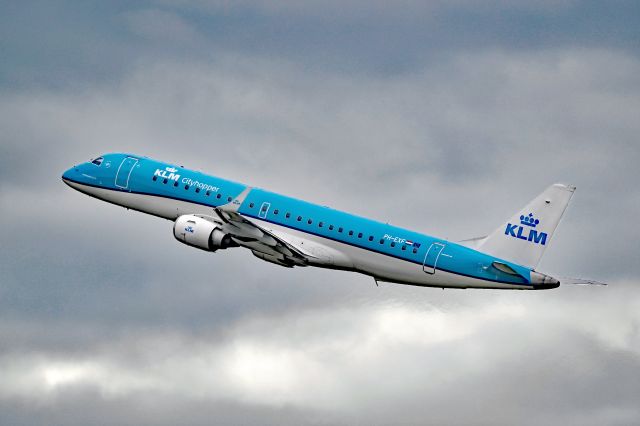 Embraer ERJ-190 (PH-EXF) - after take off at DUS/ EDDL, 06.jun 2022