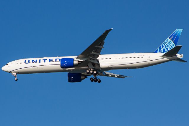 BOEING 777-300ER (N2250U)