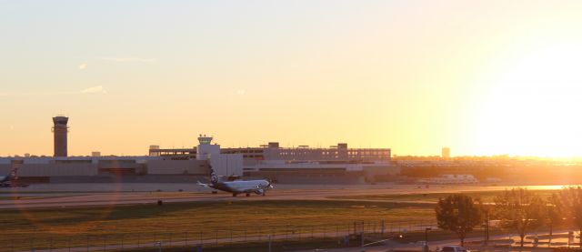 Embraer 175 (N402SY) - Taking off into the sun on a Saturday morning in Dallas