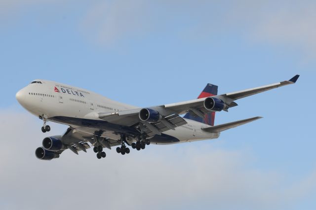 Boeing 747-400 (N670US)