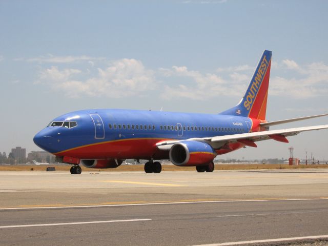 Boeing 737-700 (N484WN) - Taxiing on west taxiway