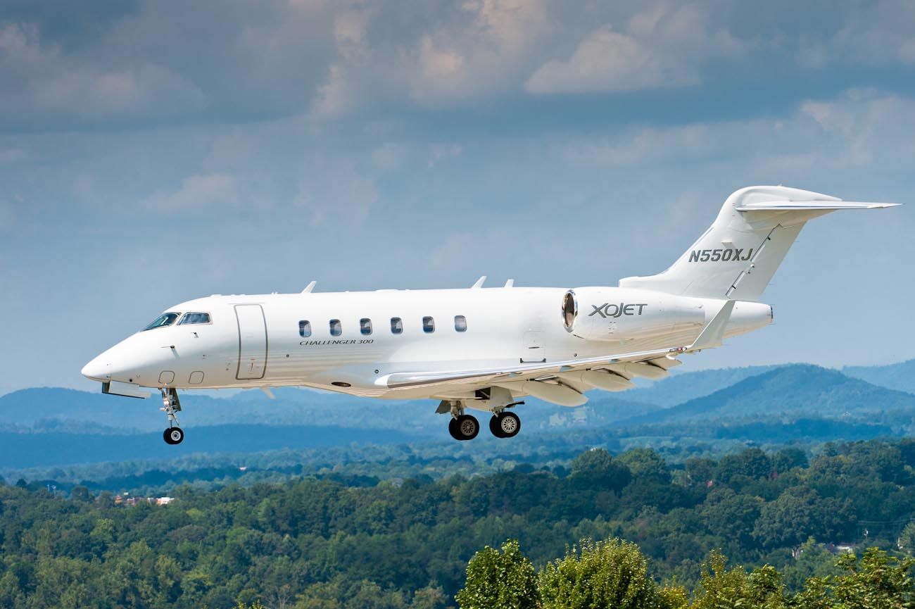 Bombardier Challenger 300 (N550XJ)