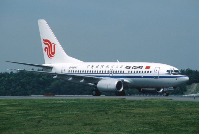 BOEING 737-600 (B-5037) - Taxing at Narita Intl Airport on 2003/08/23