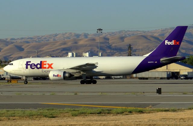 Airbus A300F4-600 (N657FE)