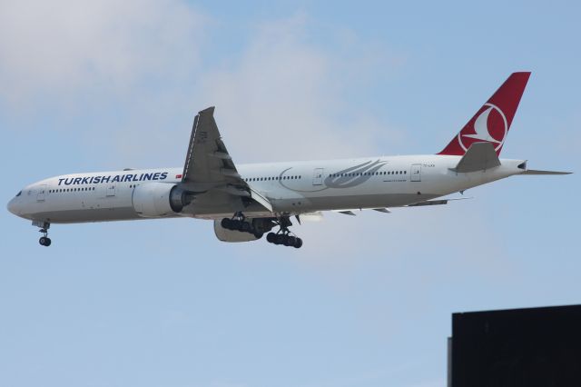 BOEING 777-300ER (TC-LKA)