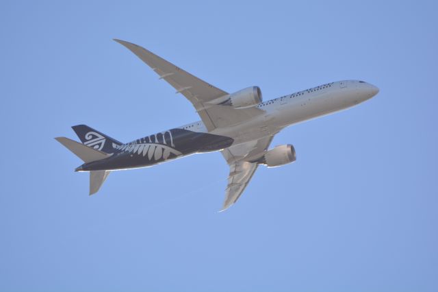 Boeing 787-9 Dreamliner (ZK-NZF) - Flight ANZ286 from Shanghai, at an altitude of about 4,000 feet over One Tree Hill on 8 June 2015 at 1:06pm. At start of final turn for recently implemented short approach to runway 23L at Auckland Airport.