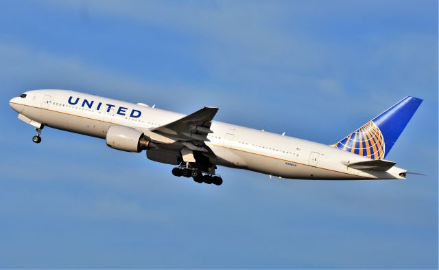 Boeing 777-200 (N796UA)