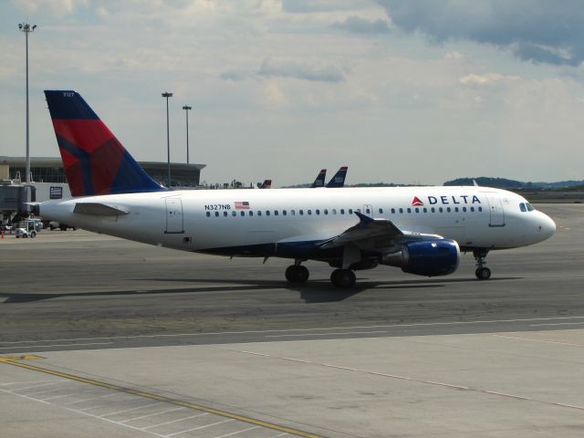 Airbus A319 (N327NB)