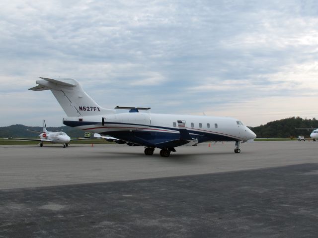 Bombardier Challenger 300 (N527FX) - Flexjet.