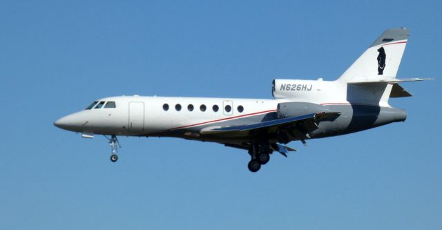 Dassault Falcon 50 (N626HJ) - On short final is this 1988 Dassault-Breguet Falcon 50 in the Autumn of 2022. Anyone know what the bear on the tail represents?