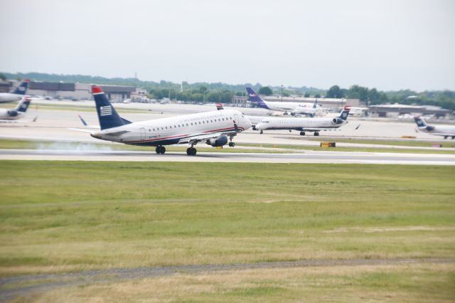 Embraer 175 (N117HQ)