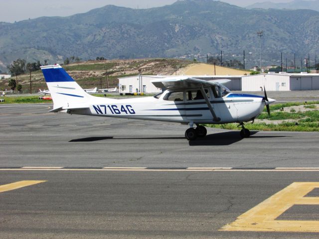 Cessna Skyhawk (N7164G) - Taxiing at Brackett Field