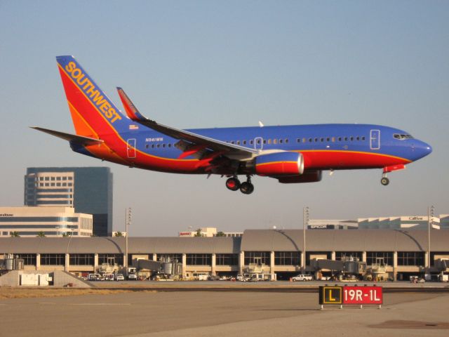 Boeing 737-700 (N941WN) - Landing on RWY 19R