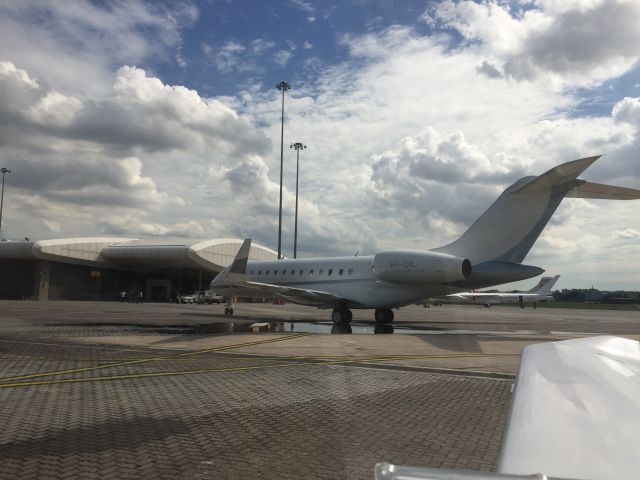 Canadair Challenger (VP-CHL) - I was waiting for ATC clearance and this jet pulled up along side...