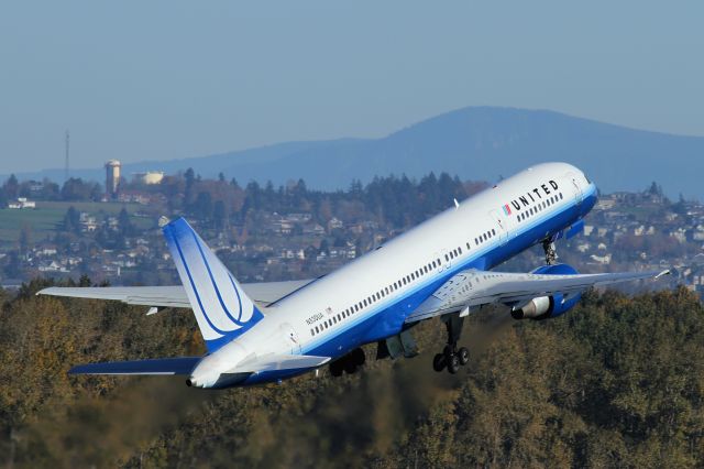 Boeing 757-200 (N530UA) - United Airlines 757 Departing PDX