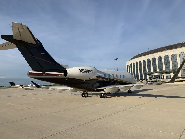 Bombardier Challenger 300 (N588FX)