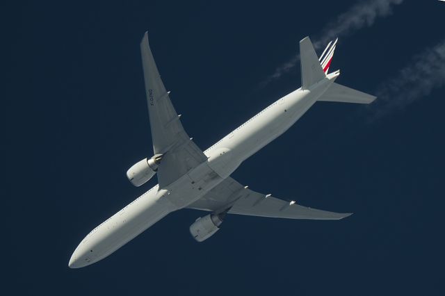 BOEING 777-300 (F-GZNQ) - 2/10/2016 Air France B773 F-GZNQ passes overhead Lancashire UK at 33,000ft working route CDG-YYZ AFR356. Photo taken from the ground using telescope & Pentax K-5 combo.