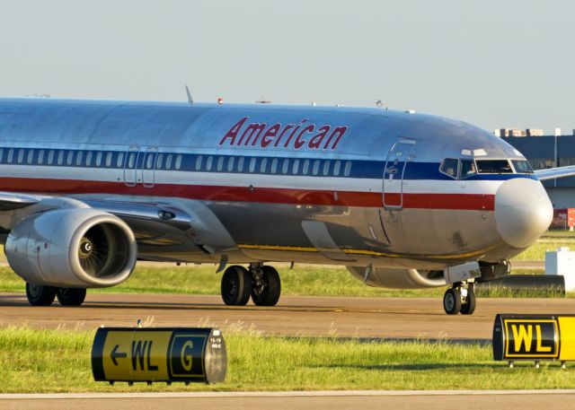 Boeing 737-800 (N938AN)