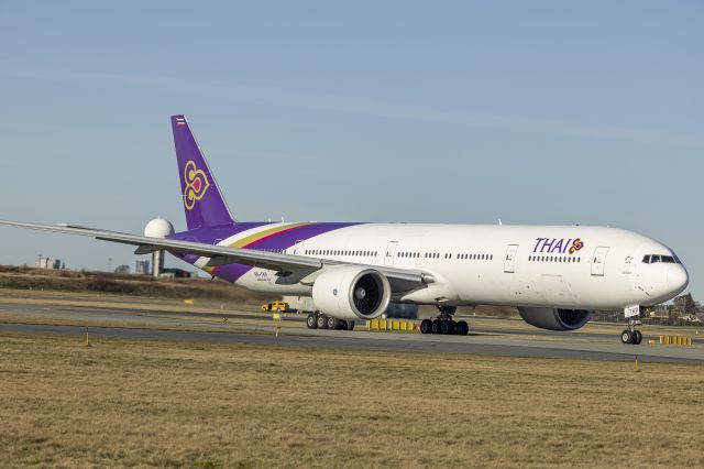 Boeing 777-200 (HS-TKP) - East og Runway 04R
