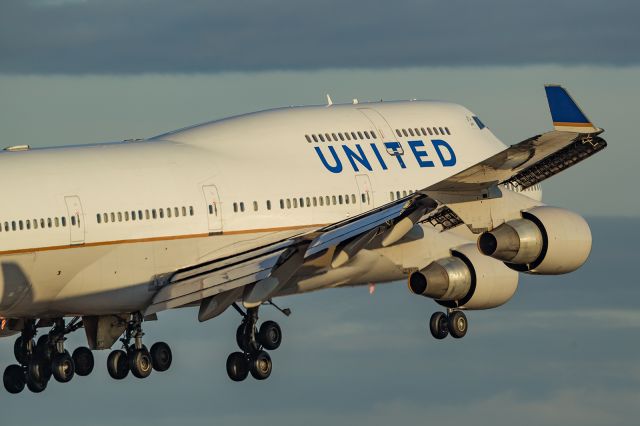 Boeing 747-400 (N122UA)