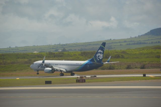 Boeing 737-800 (N564AS) - N564AS touching down on the runway at Kahului Airport in the new livery.