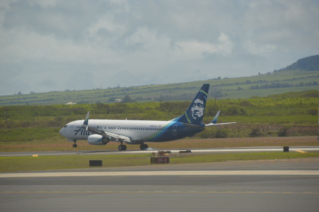 Boeing 737-800 (N564AS) - N564AS touching down on the runway at Kahului Airport in the new livery.