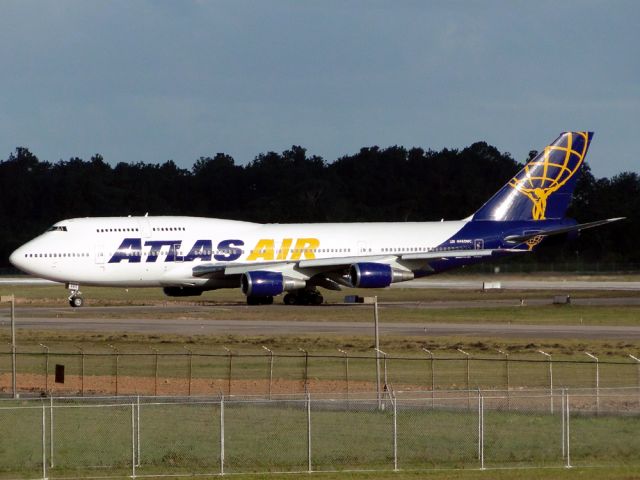 Boeing 747-400 (N465MC)