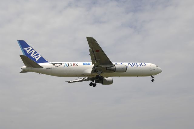 BOEING 767-300 (BON8362) - Final Approach to Narita Intl Airport R/W34R on 2011/6/28 ALLEX&OCS Title