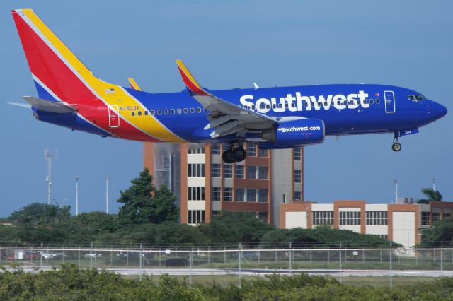 Boeing 737-700 (N7835A)