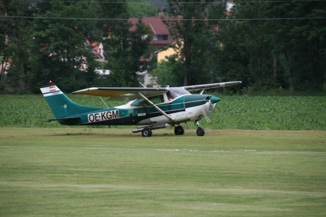 Cessna Skylane (OE-KGM) - Cessna 182L  -  Weiz  -  2012-06-21