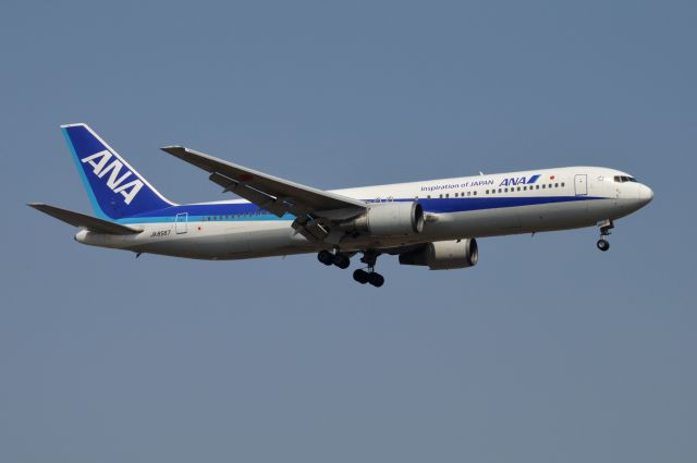 BOEING 767-300 (JA8567) - JA8567  Boeing 767-381  c/n:25656 L/N:510 : 2015/4/25            