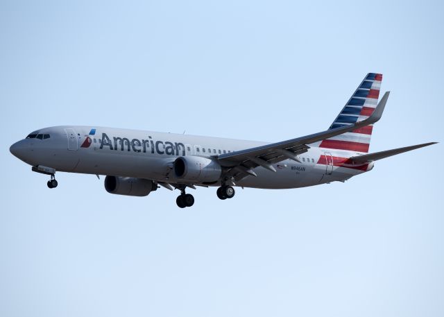 Boeing 737-800 (N946AN)