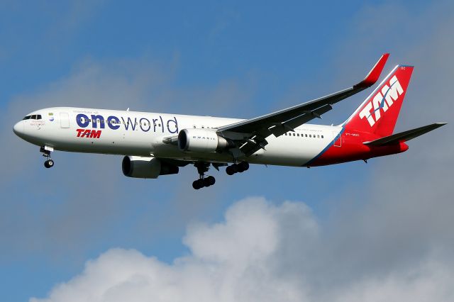 BOEING 767-300 (PT-MOC) - TAM 8164, in Oneworld livery, arriving from Sao Paulo