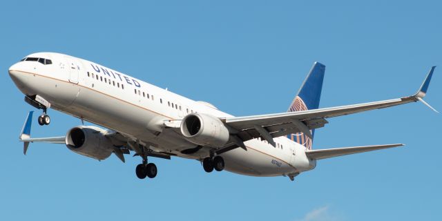 Boeing 737-900 (N37462) - United Airlines Boeing 737-924ER arriving from Dallas-Fort Worth landing on runway 29 at Newark on 9/26/21.