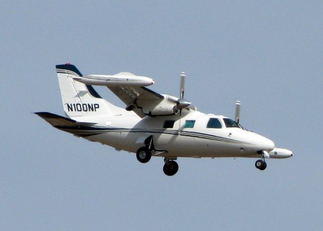 Mitsubishi MU-2 (N100NP) - Landing on Rwy 14 at Shreveport Regional.