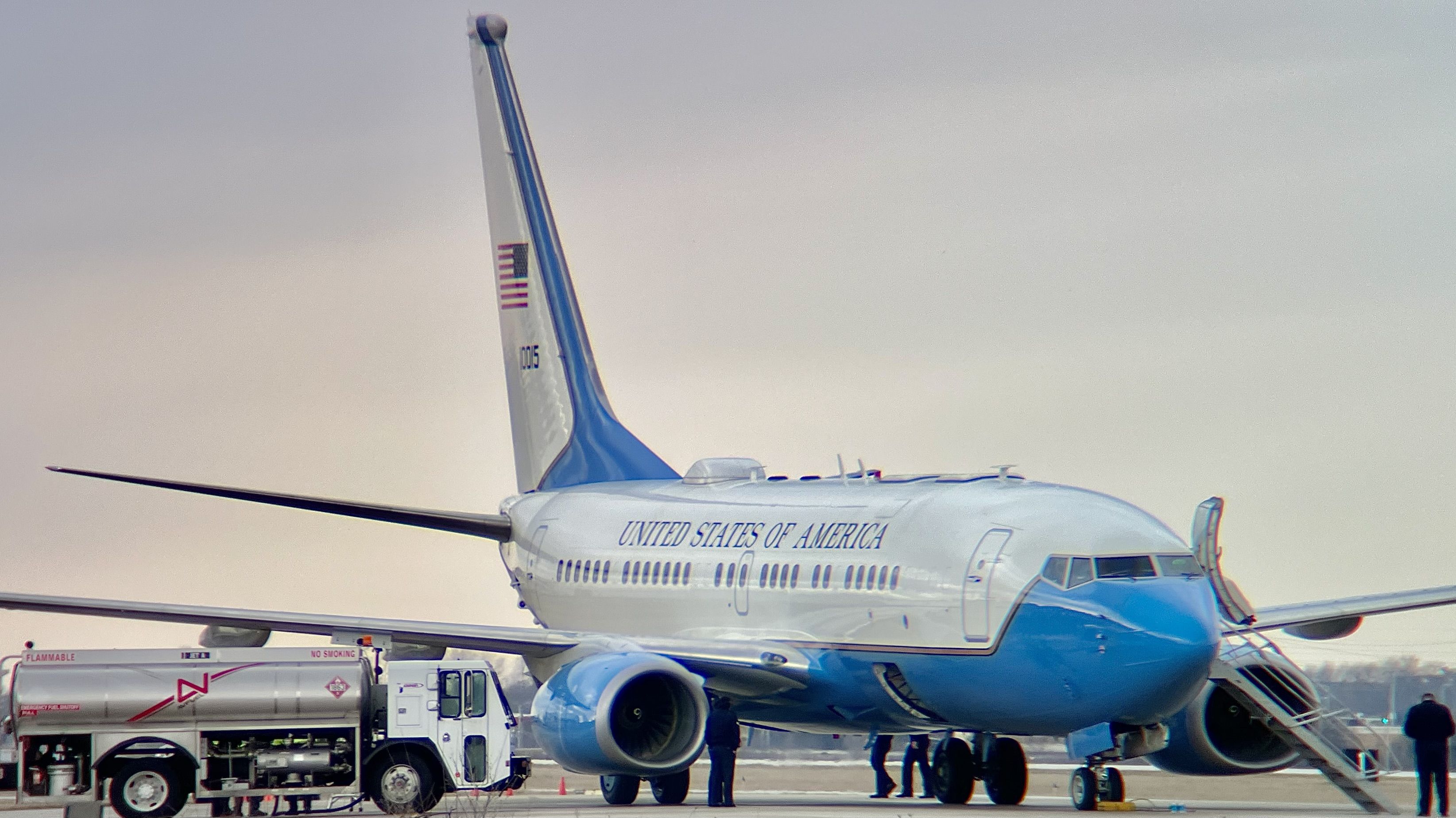 Boeing 737-700 (01-0015) - 01-0015 was the FLOTUS and U.S. Deputy Secretaries of Energy & Labor’s ride to KVPZ for their appearance at Ivy Tech’s Valparaiso campus.br /br /This aircraft is a 2001 Boeing C-40B (737-7DM(WL)BBJ), SN 32916, owned/operated by the United States Air Force. 3/6/23. 