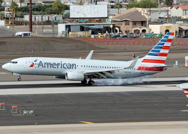 Boeing 737-800 (N955AN)