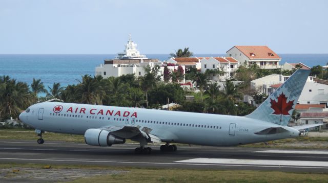 Airbus A330-300 (C-FCAB)