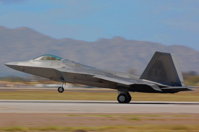 Lockheed F-22 Raptor —