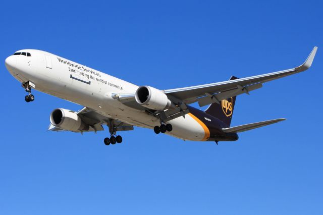 BOEING 767-300 (N348UP)