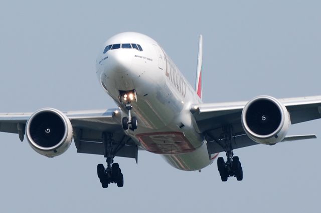 BOEING 777-300 (A6-EBH)