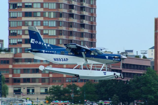 Quest Kodiak (N893AP) - A BLADE Aqua Quest Kodiak 100 on final approach over the south end of Roosevelt Island to New York Skyport in the East River on 7/22/22.